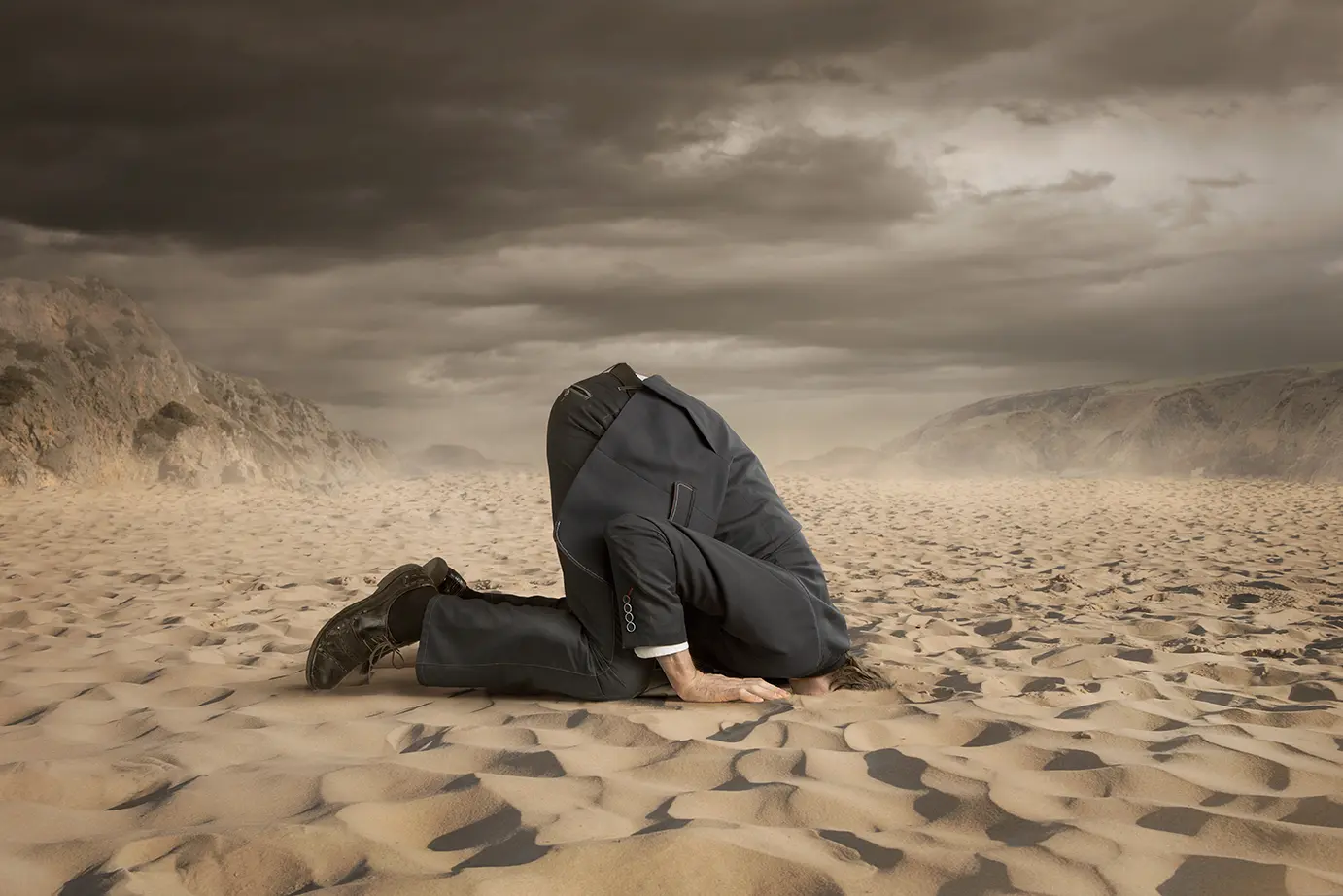 Die Angst vor Nähe in Beziehungen, lässt Menschen sich innerlich in eine Wüste zurückziehen und dort auch noch den Kopf in den Sand stecken. Woher diese Angst und Selbstsabotage kommt ist häufig nicht ganz bewusst – Reflexion im Beziehungsworkshop bei Psychotherapiewissenschafterin MMag.a Louisa Abramov in 1030 Wien.
