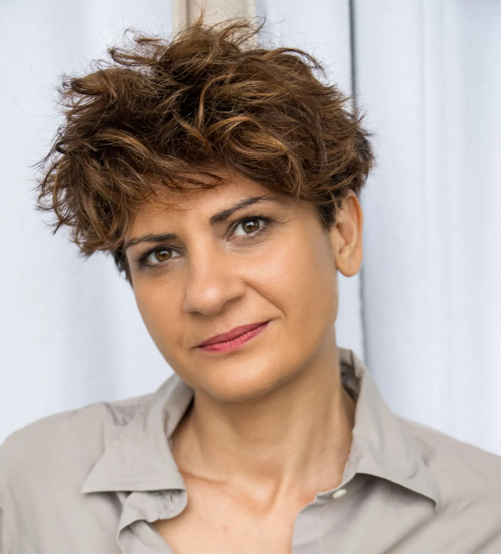 Portrait von MMag. Louisa Abramov, Psychoanalytikerin und Psychotherapeutin in 1030 Wien, in ihrer Praxis.