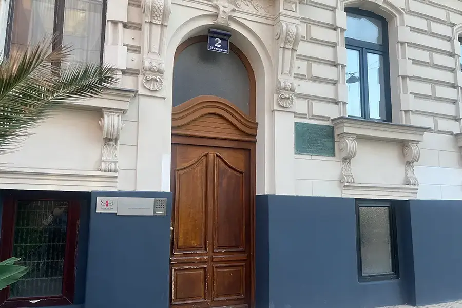 Eingangstür zur psychotherapeutischen Praxis Löwengasse 2 in 1030 Wien