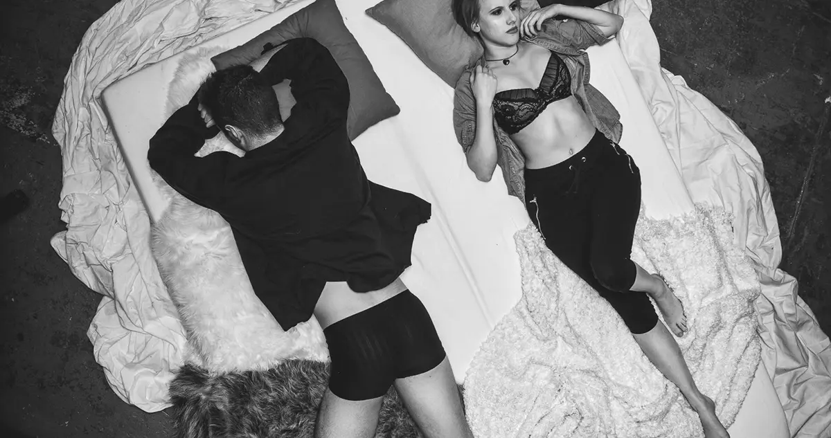 Das Erleben einer Beziehung in „Schwarz und Weiß“, gemeinsam mit der/dem Partner/Partnerin im Bett und doch dem wiederkehrenden Gefühl einer Distanz, lässt Fragen nach einer toxischen Beziehung auftauchen – Reflexion im Beziehungsworkshop bei Psychotherapiewissenschafterin MMag.a Louisa Abramov in 1030 Wien.