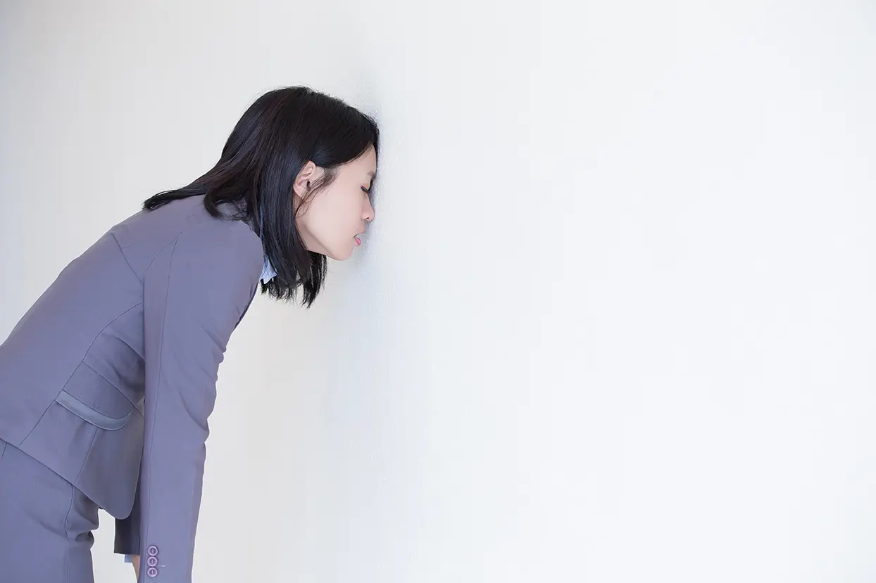In Arbeitsbeziehungen kann das Gefühl entstehen, mit dem Kopf gegen die Wand der eigenen irrationalen Gefühle zu laufen – reflektiert im Beziehungsworkshop 1030 Wien.