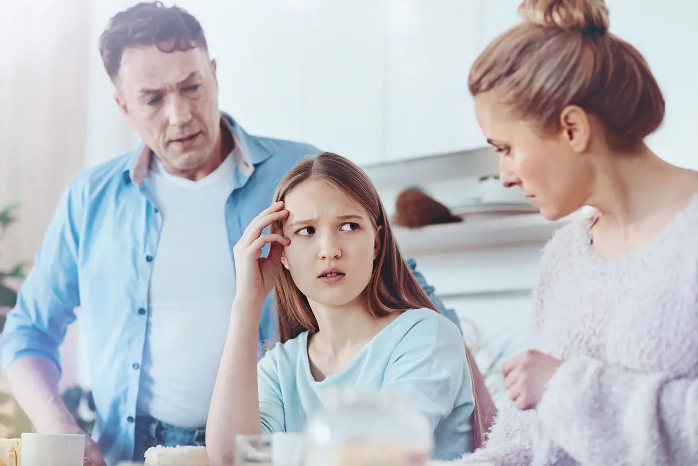 In familiären Beziehungen können Irritationen und Abgrenzungsbedürfnisse entstehen, die an die eigene Teeny-Zeit mit den Eltern erinnern und Schuldgefühle auslösen – reflektiert im Beziehungsseminar 1030 Wien.

Das Bild zeigt eine gestresste jugendliche Tochter an einem Tisch, auf die ihre Eltern mit ernsten Gesichtsausdrücken einreden. Es symbolisiert emotionale Erschöpfung, Stress und das konfliktreiche Bedürfnis nach Abstand in familiären Beziehungen. Im Beziehungsseminar in 1030 Wien besteht die Möglichkeit, wiederkehrende Schuldgefühle nach Besuchen bei den Eltern sowie unbewusste familiäre Rollenmuster unter der Leitung von Psychotherapiewissenschafterin Louisa Abramov sachlich zu reflektieren. Die Praxis in der Löwengasse liegt zentral nahe Radetzkyplatz, Praterstern, Wien-Mitte und Schwedenplatz.