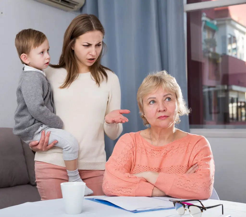 Offene Wunden in der Familiengeschichte können über Generationen zu Nähe-Distanz-Problemen führen – reflektiert im Beziehungsseminar in 1030 Wien.

Das Bild zeigt drei Generationen in einer angespannten Situation, in der eine ältere Frau demonstrativ wegschaut, während eine jüngere Frau mit einem Kleinkind auf dem Arm verärgert mit ihr debattiert. Es symbolisiert transgenerationale Konflikte, tief sitzende Triggerpunkte und das Spannungsfeld von Nähe und Distanz innerhalb der Familie. Im Beziehungsseminar in 1030 Wien besteht die Möglichkeit, wiederkehrende Verletzbarkeiten im Umgang mit Eltern oder Geschwistern unter der Leitung von Psychotherapiewissenschafterin Louisa Abramov sachlich zu reflektieren. Die Praxis in der Löwengasse liegt zentral nahe Radetzkyplatz, Praterstern, Wien-Mitte und Schwedenplatz.