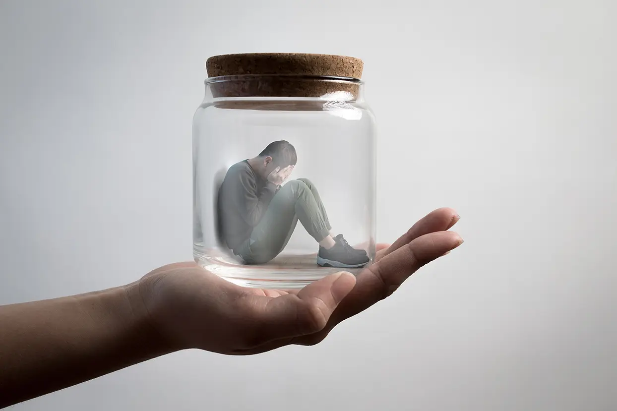 Trotz reichender Hand führen Vertrauensmangel und Isolation zum Gefühl, wie in einem Einmachglas eingesperrt zu sein – reflektiert im Beziehungsworkshop 1030 Wien.

